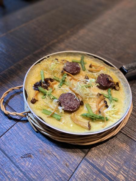 Truita oberta de butifarra negre, camagrocs i espàrrecs