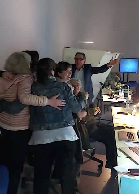 Jordi Hurtado se abraza a todo el equipo de 'Saber y ganar' por el premio Ondas a mejor programa de entretenimiento