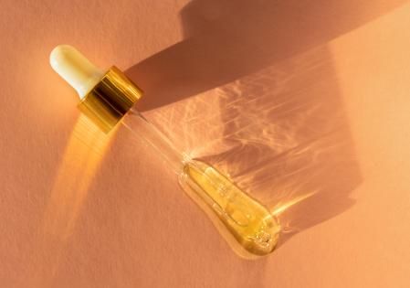 Ácido poliglutámico (o PGA).