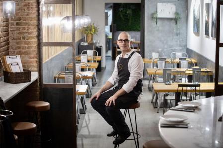 FOTO ALEX GARCIA RESTAURANT DE FORQUILLA CAN MARLAU EN EL CARRER PARIS. XEF FERRAN SOLER 2022/10/26