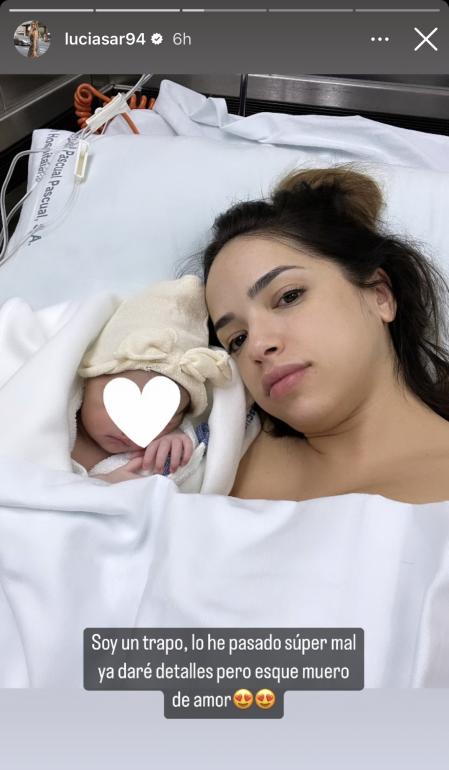 Lucía junto a su hija Mía tras dar a luz