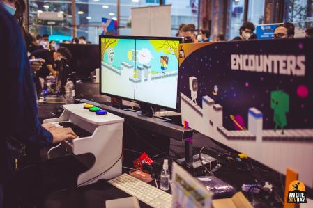 Fotografía de un estand con uno de los juegos expuestos en el IndieDevDay 2021