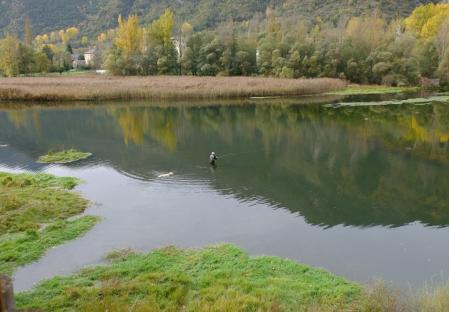 Escena de pesca con ayuda del perro en el embalse de La Guingueta d’Àneu.