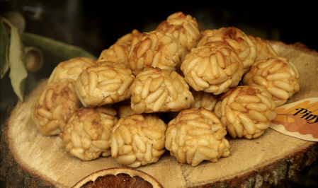 Panellets tradicionales de piñones.