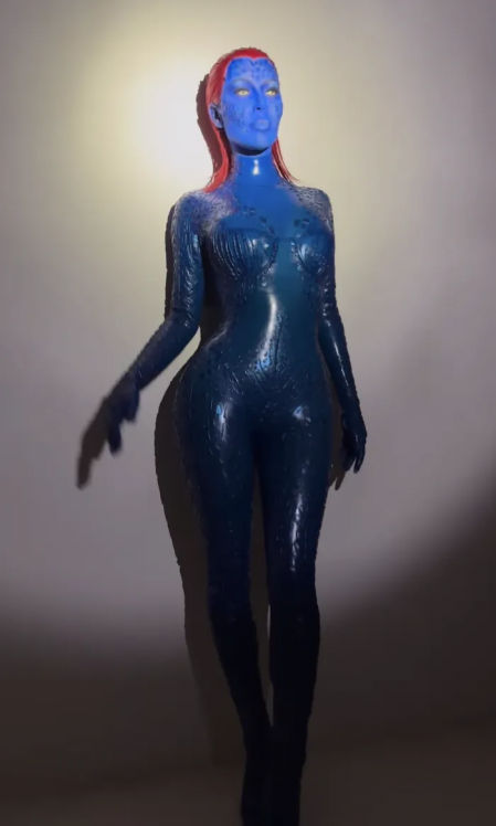 Kim Kardashian, caracterizada como Mística