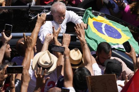 Lula da Silva saluda a sus seguidores después de votar este domingo en las elecciones en Brasil