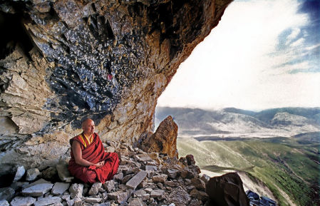 El monje Matthieu en la cueva de Bhala