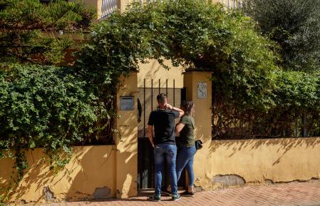 Familiares y amigos del joven que ha muerto apuñalado en Palomares del Río, entrando este martes en el domicilio familiar