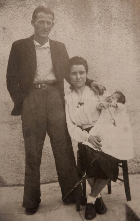 Rafael Gil y Conchita Andreu, con su hijo, en 1944