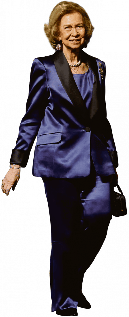 OVIEDO, 28/10/2022.- La princesa Leonor (c), la infanta Sofía (d) y la reina Sofía (i) saludan al término de la ceremonia de entrega de la 42 edición de los Premios Princesa de Asturias, este viernes en el Teatro Campoamor de Oviedo. EFE/ Ballesteros