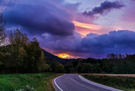 Cielo rojizo con lenticulares.