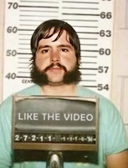 Ficha policial de Larry Hall