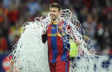 Piqué con la red de la portería tras ganar la final de la Champions en 2011