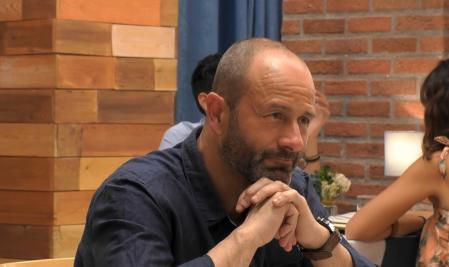 José Ramón se quedó embobado mirando a Elisabeth.