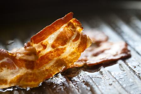 Tira de bacón cocinado a la plancha