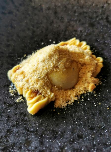 Postre de queso, miel vieja, pan de miel, lavanda