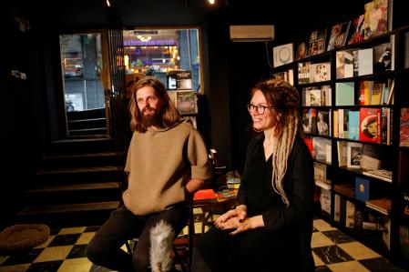 Oleg Chernousov y  Aleksandra Chernousova acaban de abrir librería  en Estambul