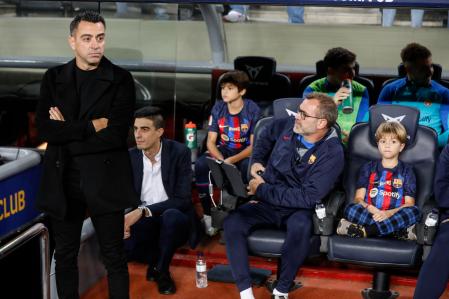 Los hijos de Piqué, Sasha y Milan en el banquillo del Camp Nou