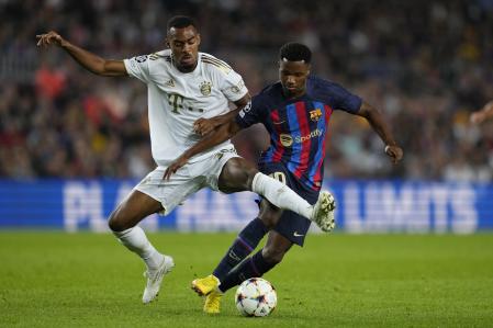 Ansu Fati trata de jugar un balón ante Ryan Gravenberch, del Bayern