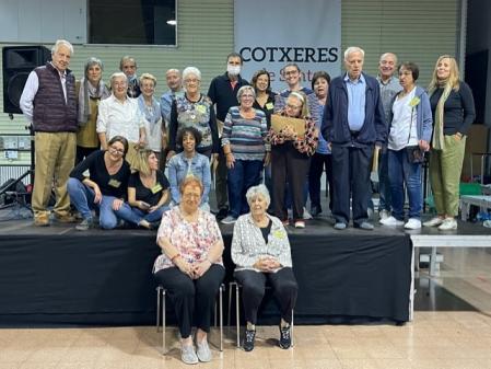 En la fotografía aparecen: el Presidente de la Fundación, Patrono, Equipo Directivo, voluntarios que han recibido un reconocimiento por sus 15 y 20 años colaborando con Avismón, donde han ejercido durante tantos años el voluntariado.