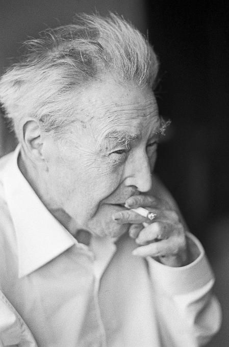 Josep Pla, ya mayor, le recibió muy locuaz y con el cigarrillo eterno entre los dedos