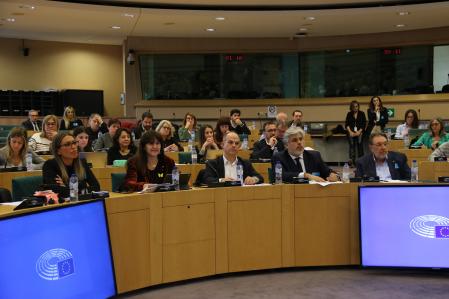 Los cargos electos de JxCat durante la reunión con Puigdemont en la Eurocámara