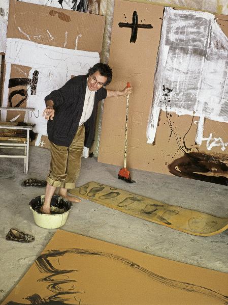 A Antoni Tàpies le encantaba que le fotografiaran y aquí aceptó meter sus pies en un barreño de tinta