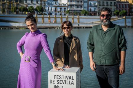La actriz Ruth Gabriel, la directora María Antón Cabot y el productor Carlos Pardo posan durante la presentación de su la película