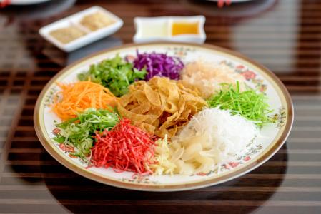 YuSheng plato que se sirve durante la celebración del Año Nuevo chino