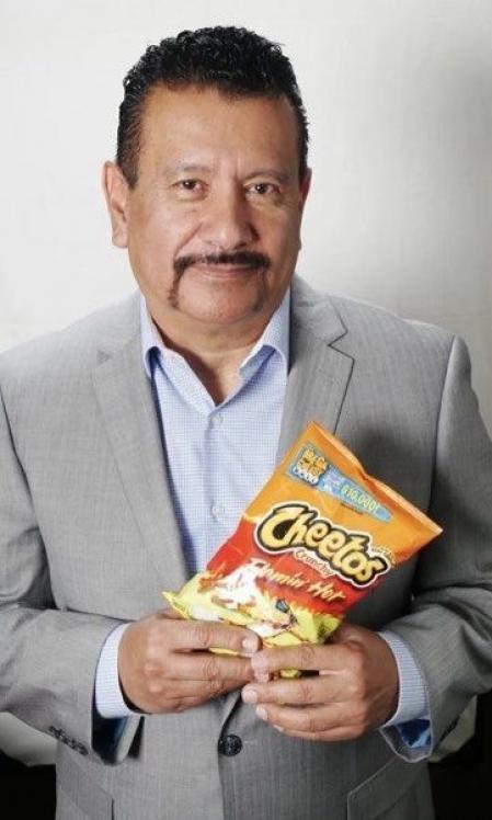 Richard Montañez lleva más de una década clamando ser el verdadero inventor de los Cheetos Flamin' Hot.