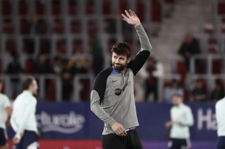 El exjugador del FC Barcelona Gerard Piqué, antes del partido de Liga en Primera División que Osasuna y FC Barcelona disputan este martes en el estadio de El Sadar, en Pamplona.