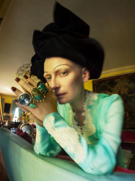 Tilda Swinton (y también su hija Honor) es una de las antimusas de Tim walker. Esta fotografía es de 2018 y está tomada en Renishaw Hall, Inglaterra