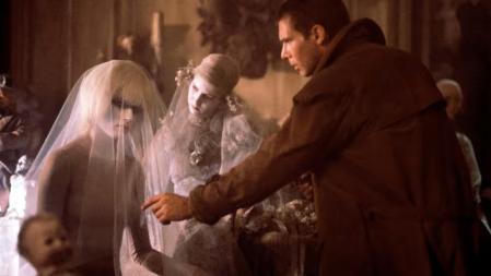 Pris (Daryl Hanna) y Deckard (Harrison Ford) en una escena de Blade Runner