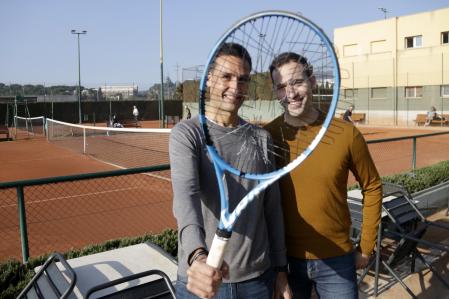 Francesc ya no podrá ocuparse de su empresa, que recicla el cordaje de las raquetas de tenis para hacer ropa