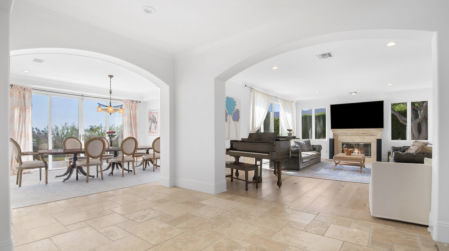 Predomina el blanco brillante y la luz nataural.