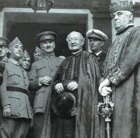 Franco (izqda.), Queipo de Llano (centro) y el cardenal Ilundain en 1937 en el Ayuntamiento de Sevilla