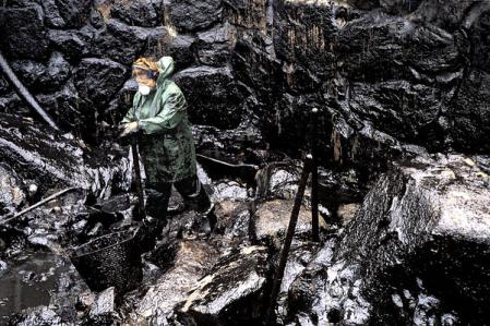 Los ciudadanos ayudan en la limpieza de la marea negra causada por el petrolero Prestige en las costas gallegas.