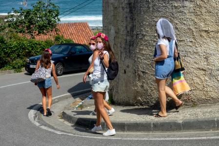 Chicas disfrazadas en la celebración de una despedida.