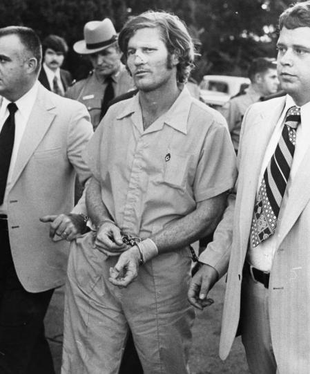 Paul John Knowles, custodiado por la policía poco antes de morir