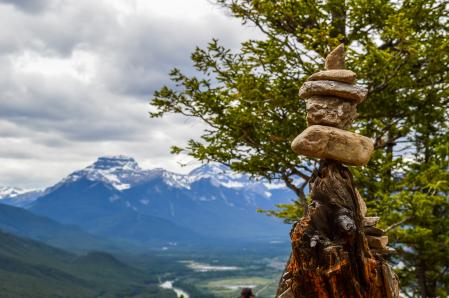 Un inuksuk indígena en las montañas del parque nacional Banff de Canadá