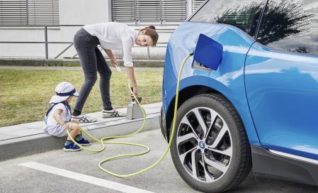 Cómo democratizar la electromovilidad con la recarga de vehículos en los bordillos.
