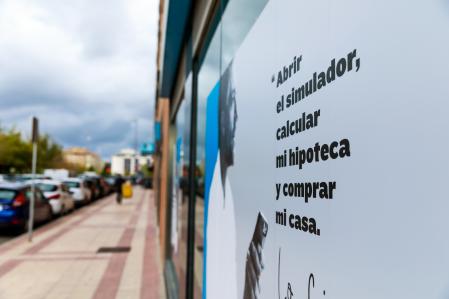 Oferta de hipoteca en el escaparate de una sucursal bancaria