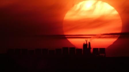 Fata Morgana con edificios flotantes divisados desde la playa de Gavà.