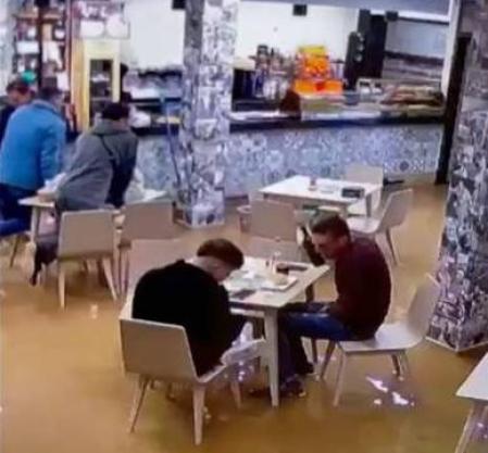 El bar Trosky se empezó a inundar mientras los clientes desayunaban en su interior