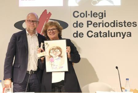 La periodista Olga Viza mostra el guardó Ofici de Periodista al costat del degà del Col·legi de Periodistes de Catalunya, Joan Maria Morros