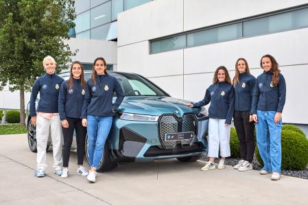 Varias jugadoras de fútbol femenino del Real Madrid han elegido el SUV eléctrico iX&nbsp;