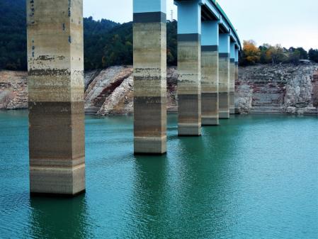 Marcas de la sequía en los pilares del puente de la Baells.