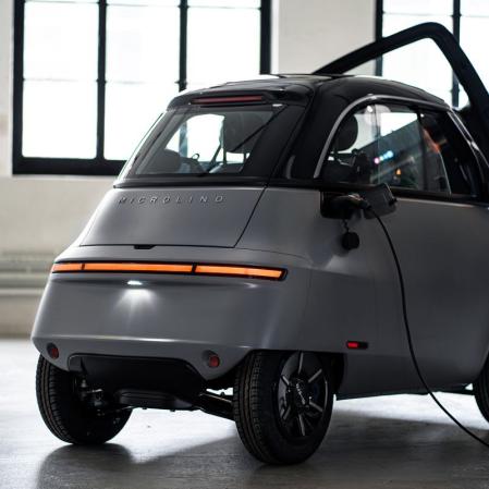 La batería se carga en unas 3 horas en un enchufe doméstico o en 1 hora en una estación de carga de mayor potencia.