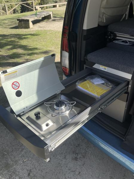 Equipa una cocina de un fogón en un cajón escamoteable en el maletero&nbsp;