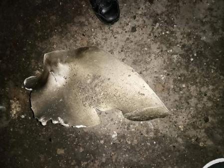 Los escombros, que los lugareños afirman que son de un misil, se muestran en el lugar de una explosión en Przewodow, un pueblo en el este de Polonia cerca de la frontera con Ucrania.